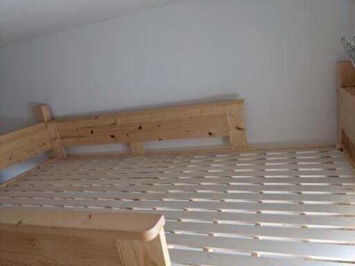 ベッド　セミダブル　子供の机など下に入れることが可能です。