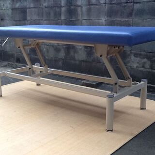 1台入荷】手動昇降 マッサージベッド 高田ベッド製作所 無孔タイプ 施術台