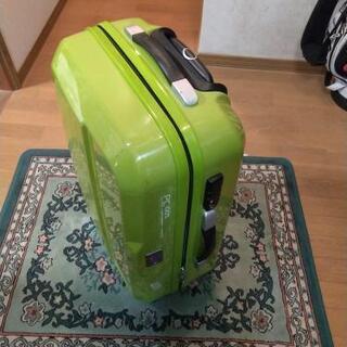 緑のスーツケース