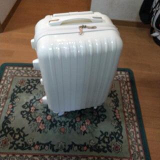 白のスーツケース