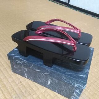 新品、訳ありの輪島塗の高下駄です。必要な方にお譲りします。