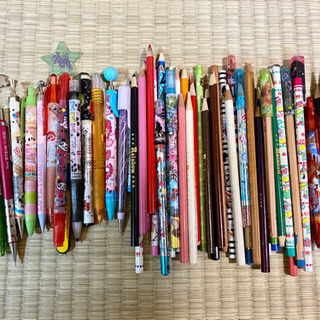 ボールペン、シャープペン、えんぴつ、色えんぴつ、いろいろ