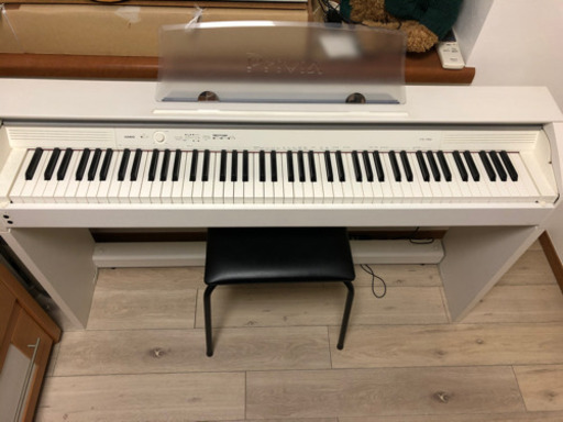 白　CASIO P rivia 750 中古
