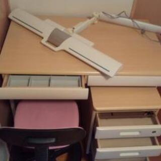 ニトリの学習机、サイドワゴン付きです。