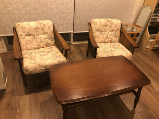 カリモクのコロニアル応接セットの椅子二脚とテーブル