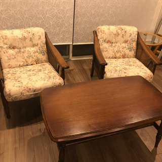 【ネット決済】カリモクのコロニアル応接セットの椅子二脚とテーブル