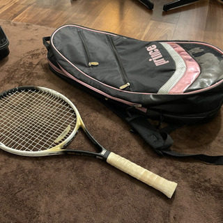 テニスラケットと、テニスバッグ