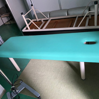 値下げしました】治療用ベッド2台と赤外線治療機2台セットで取りに来て 