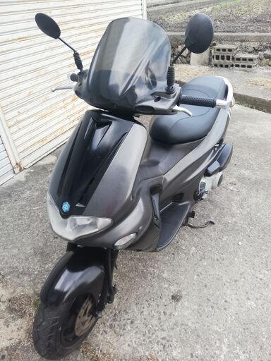 ピアジオのランナーVXR200ccです。エンジン調子良く。セルで一発始動出来ます。加速が凄いので速いバイクが好きな方