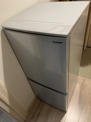 美品です！SHARP 2019年製　137㍑！扉の開閉方向を自由に付け換えOKの冷凍冷蔵庫