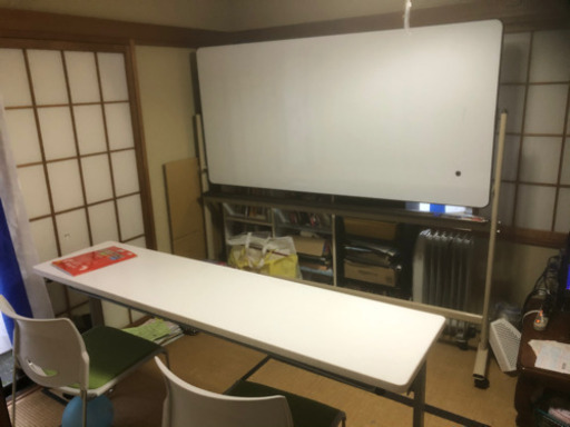 教室用のボード、机と椅子