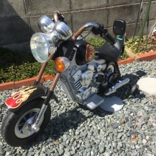 室内用電動バイクを地面を蹴って進めるようにしたバイク