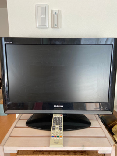 テレビ　22型　リモコン付き