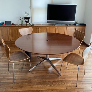 高級家具Knoll（ノル）の150cm丸テーブルとイームズチェア4脚セット 