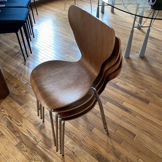 高級家具Knoll（ノル）の150cm丸テーブルとイームズチェア4脚セット