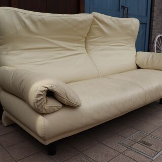 イタリアのメーカーPoltromec(ポルトロメック)のジェミニ 総皮革 2.5シーターソファーです。2人掛けから3人掛けのワイドソファー。IDC大塚家具取り扱いの可動式ソファーです♪