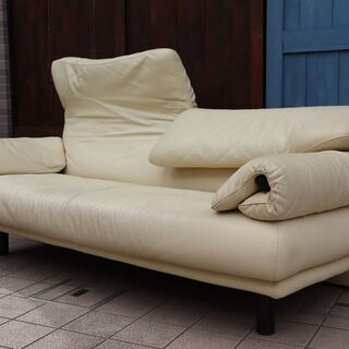 イタリアのメーカーPoltromec(ポルトロメック)のジェミニ 総皮革 2.5シーターソファーです。2人掛けから3人掛けのワイドソファー。IDC大塚家具取り扱いの可動式ソファーです♪