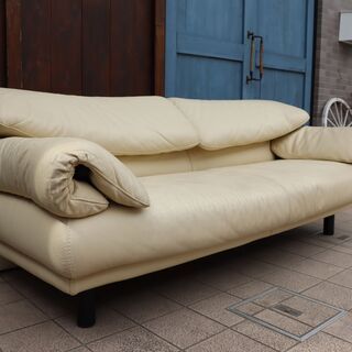 イタリアのメーカーPoltromec(ポルトロメック)のジェミニ 総皮革 2.5シーターソファーです。2人掛けから3人掛けのワイドソファー。IDC大塚家具取り扱いの可動式ソファーです♪