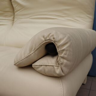 イタリアのメーカーPoltromec(ポルトロメック)のジェミニ 総皮革 2.5シーターソファーです。2人掛けから3人掛けのワイドソファー。IDC大塚家具取り扱いの可動式ソファーです♪