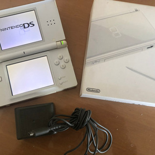 ニンテンドー　DS LITE（ドラクエ9等ソフト付き）