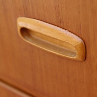 デンマークより入荷した、チーク材を使用した4段チェストです。北欧らしいシンプルなデザインが特徴的なおしゃれなビンテージ家具です。コンパクトでありながら収納力もありリビングのアクセントにも♪