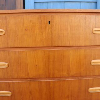 デンマークより入荷した、チーク材を使用した4段チェストです。北欧らしいシンプルなデザインが特徴的なおしゃれなビンテージ家具です。コンパクトでありながら収納力もありリビングのアクセントにも♪