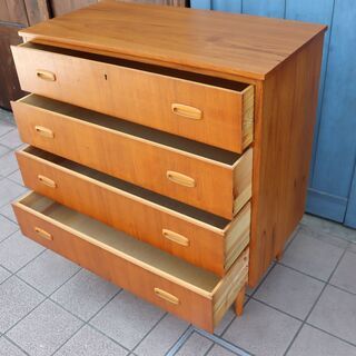 デンマークより入荷した、チーク材を使用した4段チェストです。北欧らしいシンプルなデザインが特徴的なおしゃれなビンテージ家具です。コンパクトでありながら収納力もありリビングのアクセントにも♪