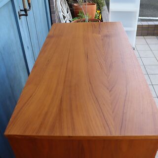 デンマークより入荷した、チーク材を使用した4段チェストです。北欧