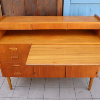 デンマーク製のチーク材を使用したリビングボードです。北欧らしいシンプルなデザインが特徴的なおしゃれなビンテージ北欧家具です。省スペースのコンパクトなサイズで収納力もあるサイドボードです♪