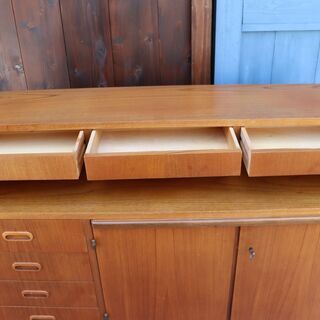 デンマーク製のチーク材を使用したリビングボードです。北欧らしいシンプルなデザインが特徴的なおしゃれなビンテージ北欧家具です。省スペースのコンパクトなサイズで収納力もあるサイドボードです♪