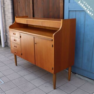 デンマーク製のチーク材を使用したリビングボードです。北欧らしいシンプルなデザインが特徴的なおしゃれなビンテージ北欧家具です。省スペースのコンパクトなサイズで収納力もあるサイドボードです♪