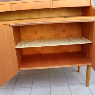 デンマーク製のチーク材を使用したリビングボードです。北欧らしいシンプルなデザインが特徴的なおしゃれなビンテージ北欧家具です。省スペースのコンパクトなサイズで収納力もあるサイドボードです♪