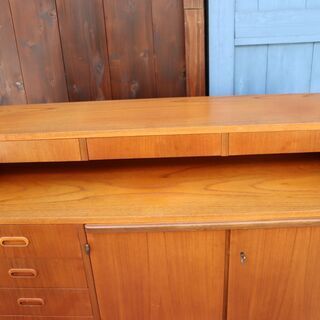 デンマーク製のチーク材を使用したリビングボードです。北欧らしいシンプルなデザインが特徴的なおしゃれなビンテージ北欧家具です。省スペースのコンパクトなサイズで収納力もあるサイドボードです♪