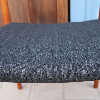 デンマークのメーカーJ.L.Moller(ジェイ.エル.モラー)社のNo.75 アームチェアーです。チーク無垢材のナチュラルな質感としっかりとした背もたれが特徴のダイニングチェアー。憧れの北欧家具を♪