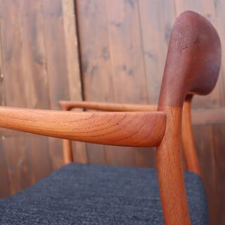 デンマークのメーカーJ.L.Moller(ジェイ.エル.モラー)社のNo.75 アームチェアーです。チーク無垢材のナチュラルな質感としっかりとした背もたれが特徴のダイニングチェアー。憧れの北欧家具を♪
