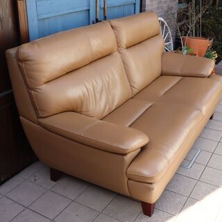 IDC OTSUKA(大塚家具)のルーニー 本革2.5人掛けソファー！身体全体をやさしく包み込んでくれるゆったりとした掛け心地の2.5シーターソファ。あざやかなキャメル色があたたかな印象に♪