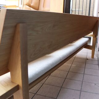 飛騨高山の家具メーカーOak Village(オークヴィレッジ)のホライズン 3人掛けソファです。ナラ無垢材の上質な質感とシンプルなデザインの3Pソファ。和モダンやナチュラルな北欧風などにもおススメ♪