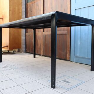 IDC OTSUKA(大塚家具)にて取り扱われているブランドAKIMOKU(秋田木工)のKEN OKUYAMA(奥山清行)デザインしたカーボン素材のダイニングテーブル/KOD-CCT150です。 IDC OTSUKA(大塚家具)にて取り扱われているブランドAKIMOKU(秋田木工
