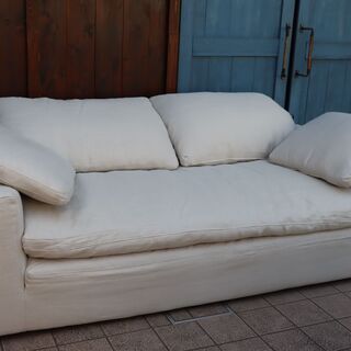 HALO(ハロ)のLUSCIOUS(ルシアス) 3人掛けソファーです。リネン生地にクッションにはダウンとフェザーを使用したふかふかの座り心地のトリプルソファはナチュラルモダンなインテリアにおススメ♪