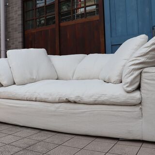 HALO(ハロ)のLUSCIOUS(ルシアス) 3人掛けソファーです。リネン生地にクッションにはダウンとフェザーを使用したふかふかの座り心地のトリプルソファはナチュラルモダンなインテリアにおススメ♪