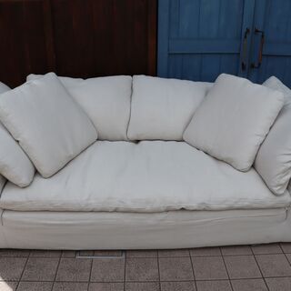 HALO(ハロ)のLUSCIOUS(ルシアス) 3人掛けソファーです。リネン生地にクッションにはダウンとフェザーを使用したふかふかの座り心地のトリプルソファはナチュラルモダンなインテリアにおススメ♪