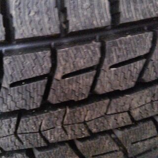 テリオスキッドのスタッドレスタイヤ(使用1ヶ月位)※ホイールは古く錆びあり　夏タイヤもあります　写真3枚目(3000円)