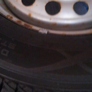 テリオスキッドのスタッドレスタイヤ(使用1ヶ月位)※ホイールは古く錆びあり　夏タイヤもあります　写真3枚目(3000円)