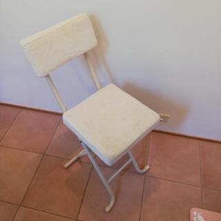 折り畳み式のニトリの椅子