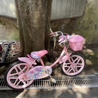 6歳と3歳用のキティ自転車とスクーター（ペダル無）