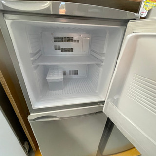 【リサイクルサービス八光　田上店　安心の3か月保証　旧鹿児島市内配達・設置無料】AQUA アクア AQR-141E（S） [冷蔵庫（140L・右開き）アーバンシルバー]