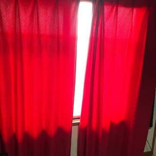真っ赤っかぁーなカーテン