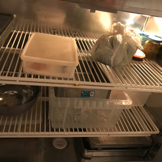 新しい冷蔵庫を格安で買えたので、今使っている冷蔵庫を格安で販売したいです。新品で購入してから役8年使用中です。まだ使えるコールドテーブル冷蔵庫どうですか？取りに来られない方、送料別途いただきますが、送りますよ！！質問お待ちしております！！検討お願いします！！