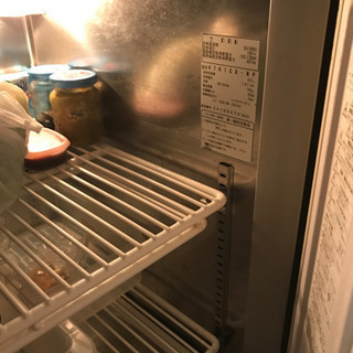 新しい冷蔵庫を格安で買えたので、今使っている冷蔵庫を格安で販売したいです。新品で購入してから役8年使用中です。まだ使えるコールドテーブル冷蔵庫どうですか？取りに来られない方、送料別途いただきますが、送りますよ！！質問お待ちしております！！検討お願いします！！