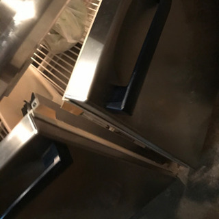 新しい冷蔵庫を格安で買えたので、今使っている冷蔵庫を格安で販売したいです。新品で購入してから役8年使用中です。まだ使えるコールドテーブル冷蔵庫どうですか？取りに来られない方、送料別途いただきますが、送りますよ！！質問お待ちしております！！検討お願いします！！